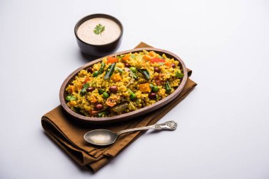 Kırık buğday veya Daliya Upma, bir kase de servis edilir. seçici odaklama