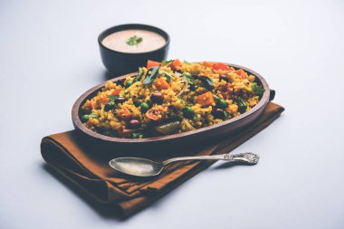 Kırık buğday veya Daliya Upma, bir kase de servis edilir. seçici odaklama