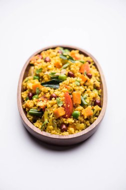 Kırık buğday veya Daliya Upma, bir kase de servis edilir. seçici odaklama