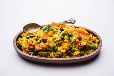 Kırık buğday veya Daliya Upma, bir kase de servis edilir. seçici odaklama