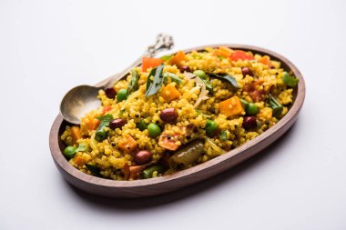 Kırık buğday veya Daliya Upma, bir kase de servis edilir. seçici odaklama