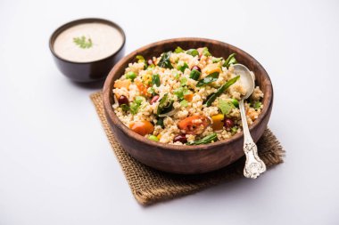Kırık buğday veya Daliya Upma, bir kase de servis edilir. seçici odaklama