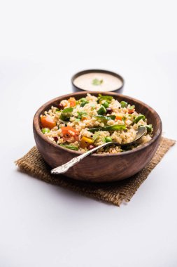 Kırık buğday veya Daliya Upma, bir kase de servis edilir. seçici odaklama