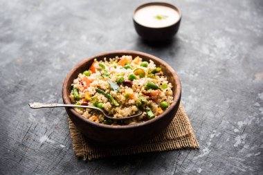 Kırık buğday veya Daliya Upma, bir kase de servis edilir. seçici odaklama