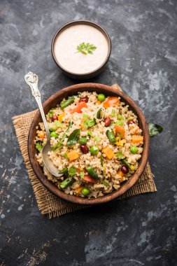 Kırık buğday veya Daliya Upma, bir kase de servis edilir. seçici odaklama