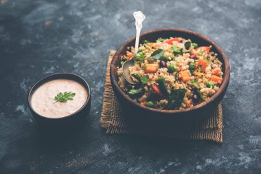 Kırık buğday veya Daliya Upma, bir kase de servis edilir. seçici odaklama