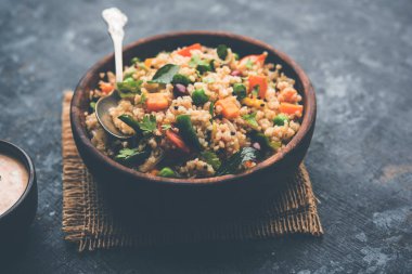 Kırık buğday veya Daliya Upma, bir kase de servis edilir. seçici odaklama