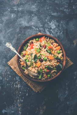 Kırık buğday veya Daliya Upma, bir kase de servis edilir. seçici odaklama