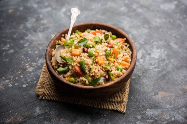Kırık buğday veya Daliya Upma, bir kase de servis edilir. seçici odaklama