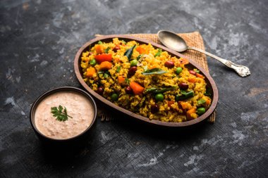 Kırık buğday veya Daliya Upma, bir kase de servis edilir. seçici odaklama