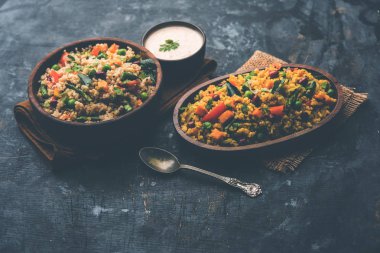 Kırık buğday veya Daliya Upma, bir kase de servis edilir. seçici odaklama