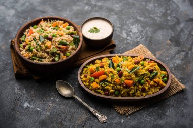 Kırık buğday veya Daliya Upma, bir kase de servis edilir. seçici odaklama