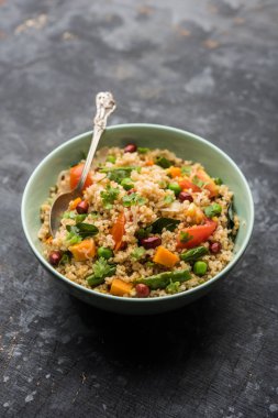 Kırık buğday veya Daliya Upma, bir kase de servis edilir. seçici odaklama