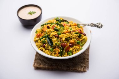Kırık buğday veya Daliya Upma, bir kase de servis edilir. seçici odaklama