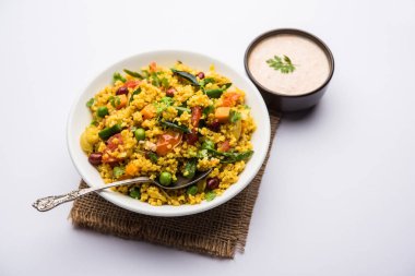 Kırık buğday veya Daliya Upma, bir kase de servis edilir. seçici odaklama