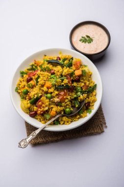 Kırık buğday veya Daliya Upma, bir kase de servis edilir. seçici odaklama