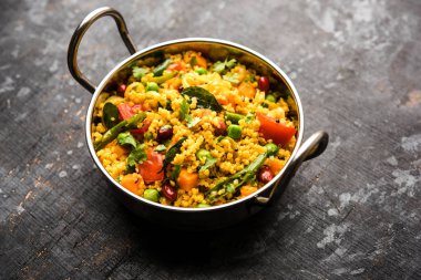 Kırık buğday veya Daliya Upma, bir kase de servis edilir. seçici odaklama