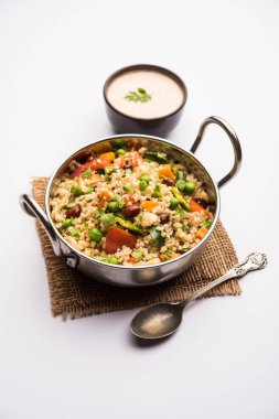 Kırık buğday veya Daliya Upma, bir kase de servis edilir. seçici odaklama