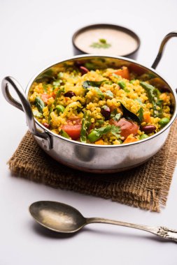 Kırık buğday veya Daliya Upma, bir kase de servis edilir. seçici odaklama