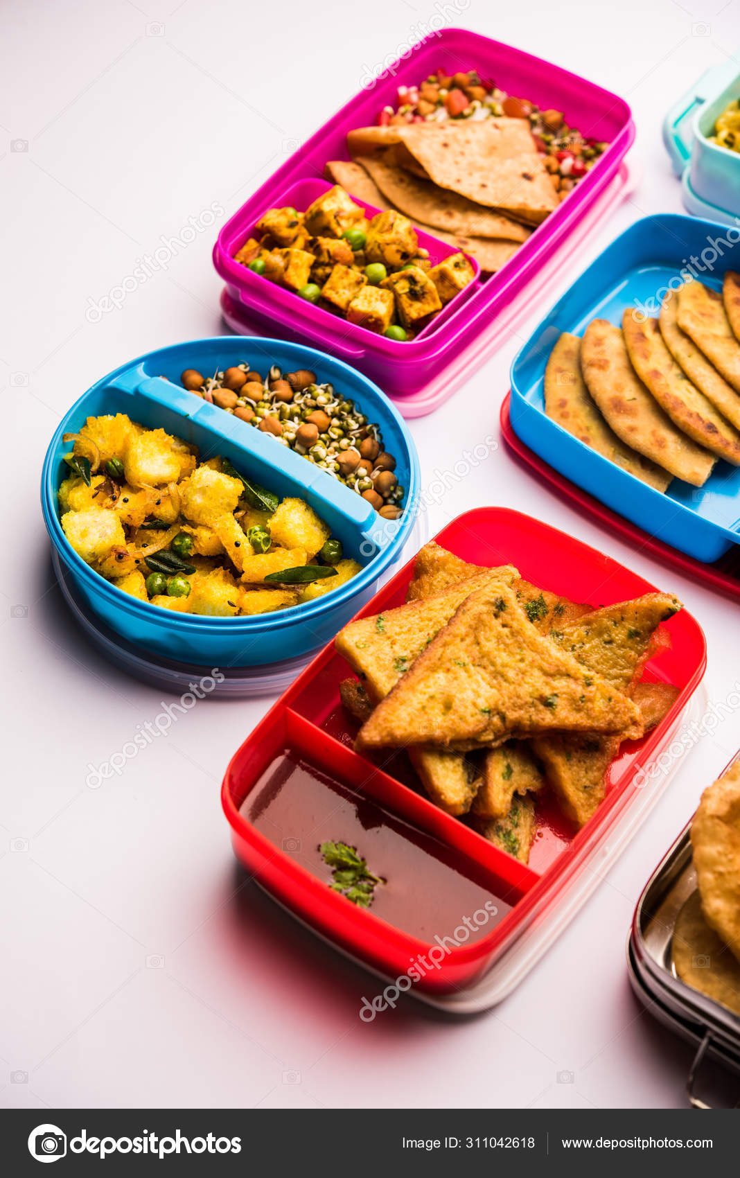 Grupo Lunch Box Tiffin Para Niños Indios Mostrando Variedad Opción