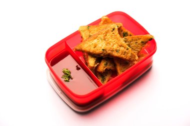 Hintli çocuklar için beslenme çantası / Tiffin, domates ketçaplı omlet pakora ya da lahanalı, seçici odaklı