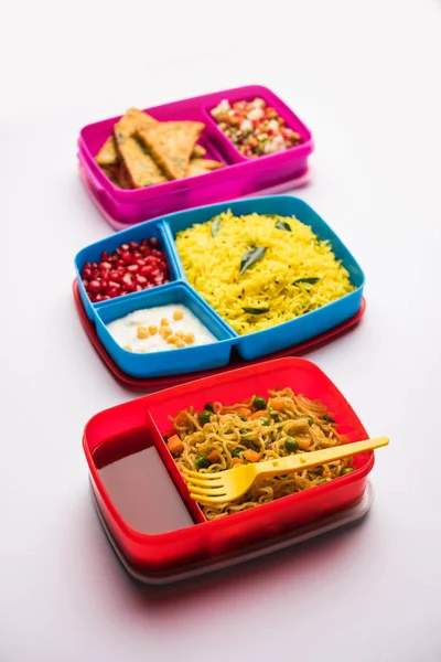 Grupa Lunch Box Tiffin Dla Indyjskich Dzieci Pokazując Różnorodność Lub — Zdjęcie stockowe