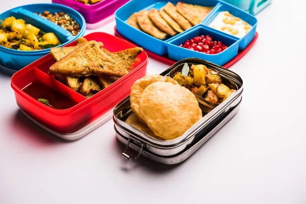 Grupa Lunch Box Tiffin Dla Indyjskich Dzieci Pokazując Różnorodność Lub — Zdjęcie stockowe