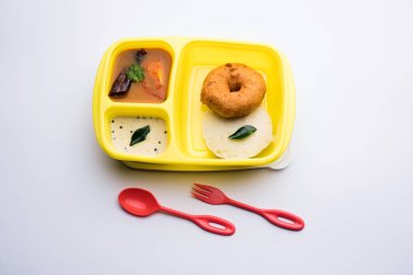 Idly / Idli ile Medu Wada sambar öğle yemeği kutusunda.