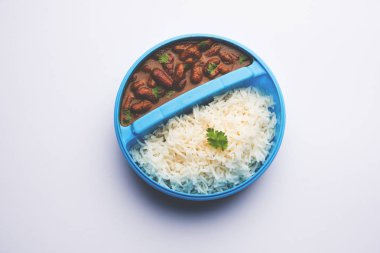 Tiffin veya beslenme çantasında Rajmah / Razma Chawal, seçici odaklanma