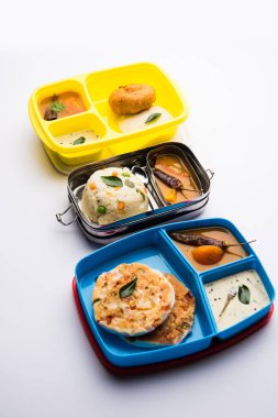 Grupta çeşitli Güney Hindistan yemeği / beslenme çantası, idli vada, uttapam / uthappam, upma with sambar ve chutney içerir.