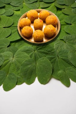 Hint Festivali Dussehra, sembolik Altın ya da Piliostigma yaprağı ya da Apta patti olarak da bilinen Bauhinia racemosa, Bundi ya da motichoor laddu ile dairesel olarak düzenlenmiştir.