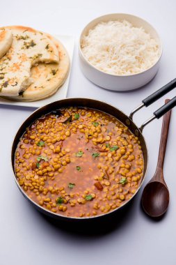 Chana Dal kızartması ya da Split Bengal Gram tadka bir kase ya da tavada servis edilir.