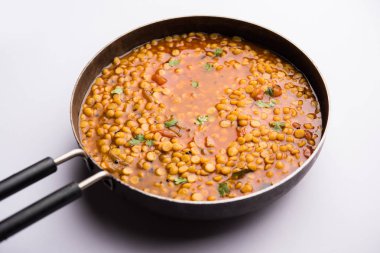Chana Dal kızartması ya da Split Bengal Gram tadka bir kase ya da tavada servis edilir.