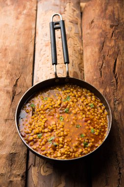 Chana Dal kızartması ya da Split Bengal Gram tadka bir kase ya da tavada servis edilir.