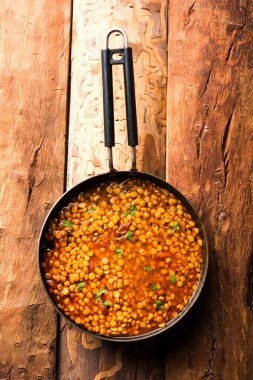 Chana Dal kızartması ya da Split Bengal Gram tadka bir kase ya da tavada servis edilir.