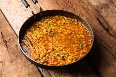 Chana Dal kızartması ya da Split Bengal Gram tadka bir kase ya da tavada servis edilir.