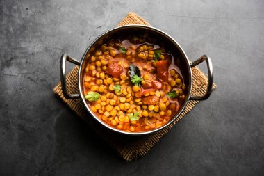 Chana Dal kızartması ya da Split Bengal Gram tadka bir kase ya da tavada servis edilir.