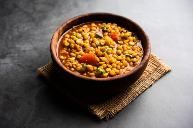 Chana Dal kızartması ya da Split Bengal Gram tadka bir kase ya da tavada servis edilir.