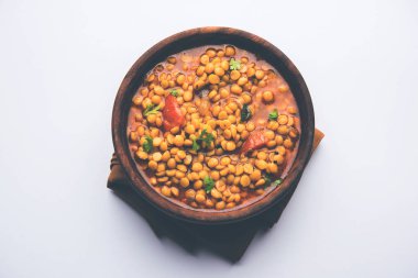Chana Dal kızartması ya da Split Bengal Gram tadka bir kase ya da tavada servis edilir.
