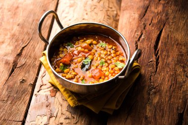 Chana Dal kızartması ya da Split Bengal Gram tadka bir kase ya da tavada servis edilir.