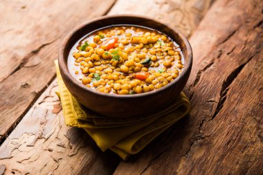 Chana Dal kızartması ya da Split Bengal Gram tadka bir kase ya da tavada servis edilir.