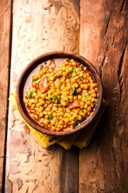 Chana Dal kızartması ya da Split Bengal Gram tadka bir kase ya da tavada servis edilir.