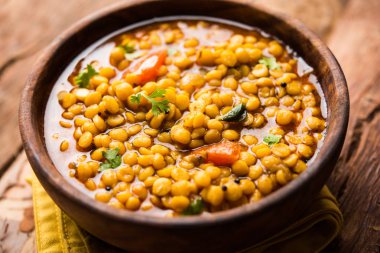 Chana Dal kızartması ya da Split Bengal Gram tadka bir kase ya da tavada servis edilir.