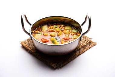 Lauki / Doodhi Chana Dal Subji veya şişe kabağı Gram Curry, bir kase seçici odak noktasında hizmet vermiştir.