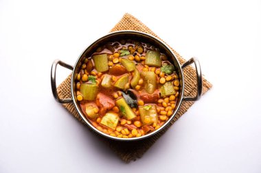 Lauki / Doodhi Chana Dal Subji veya şişe kabağı Gram Curry, bir kase seçici odak noktasında hizmet vermiştir.