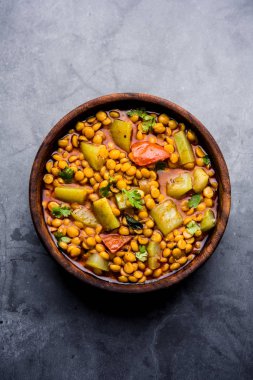 Lauki / Doodhi Chana Dal Subji veya şişe kabağı Gram Curry, bir kase seçici odak noktasında hizmet vermiştir.
