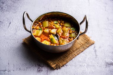 Lauki / Doodhi Chana Dal Subji veya şişe kabağı Gram Curry, bir kase seçici odak noktasında hizmet vermiştir.