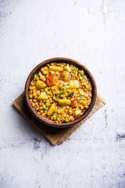 Lauki / Doodhi Chana Dal Subji veya şişe kabağı Gram Curry, bir kase seçici odak noktasında hizmet vermiştir.