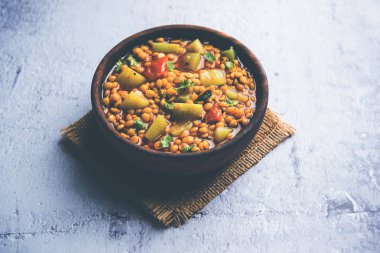 Lauki / Doodhi Chana Dal Subji veya şişe kabağı Gram Curry, bir kase seçici odak noktasında hizmet vermiştir.