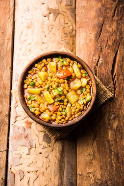 Lauki / Doodhi Chana Dal Subji veya şişe kabağı Gram Curry, bir kase seçici odak noktasında hizmet vermiştir.